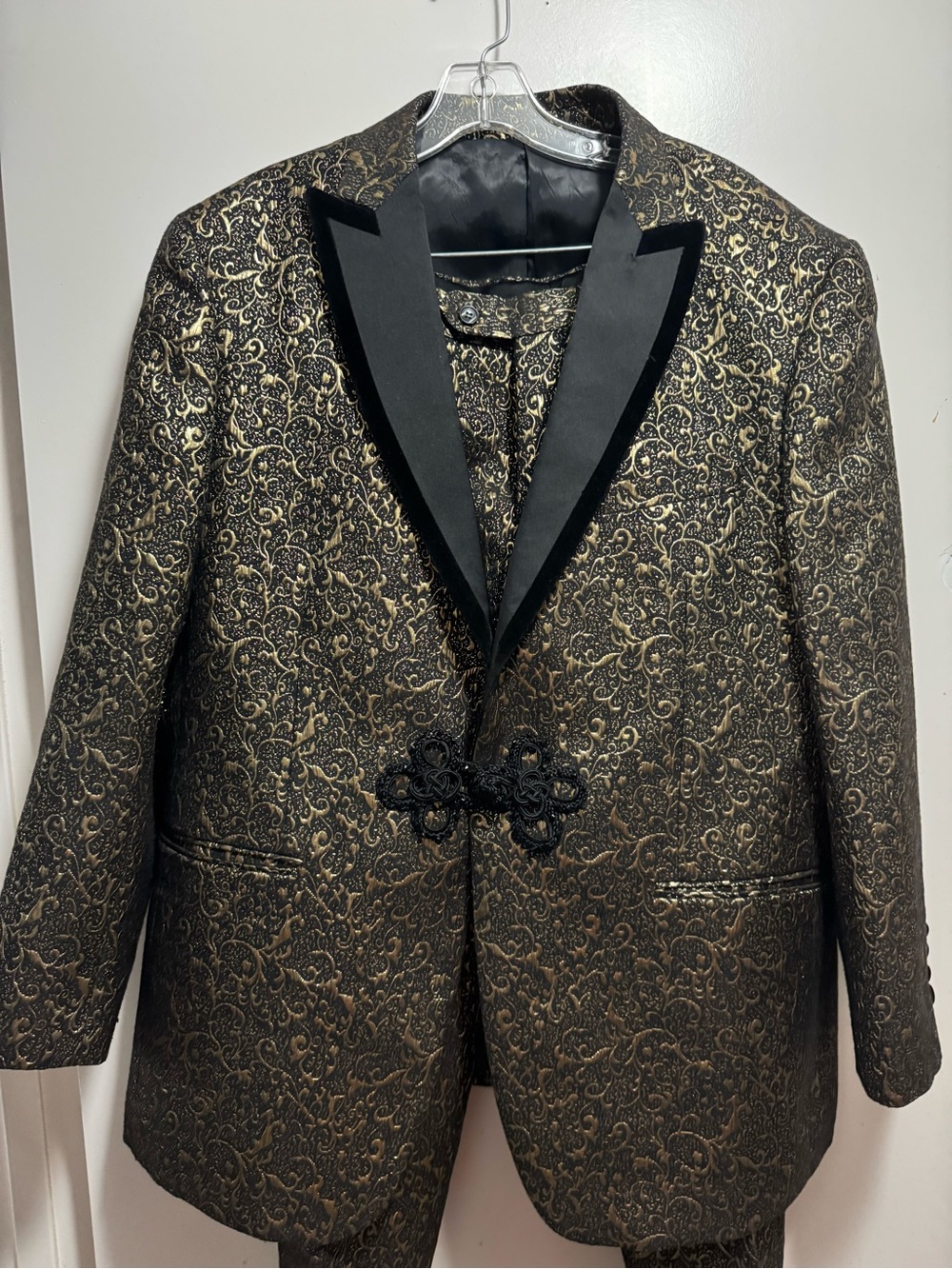 GQ ZPOSEN luxurious Black & Gold Brocade Men's Tuxedo Suit from Stitch 48R/40R.